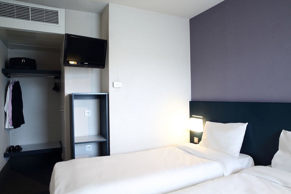 B&B Hotel อิแยร์ ภายนอก รูปภาพ