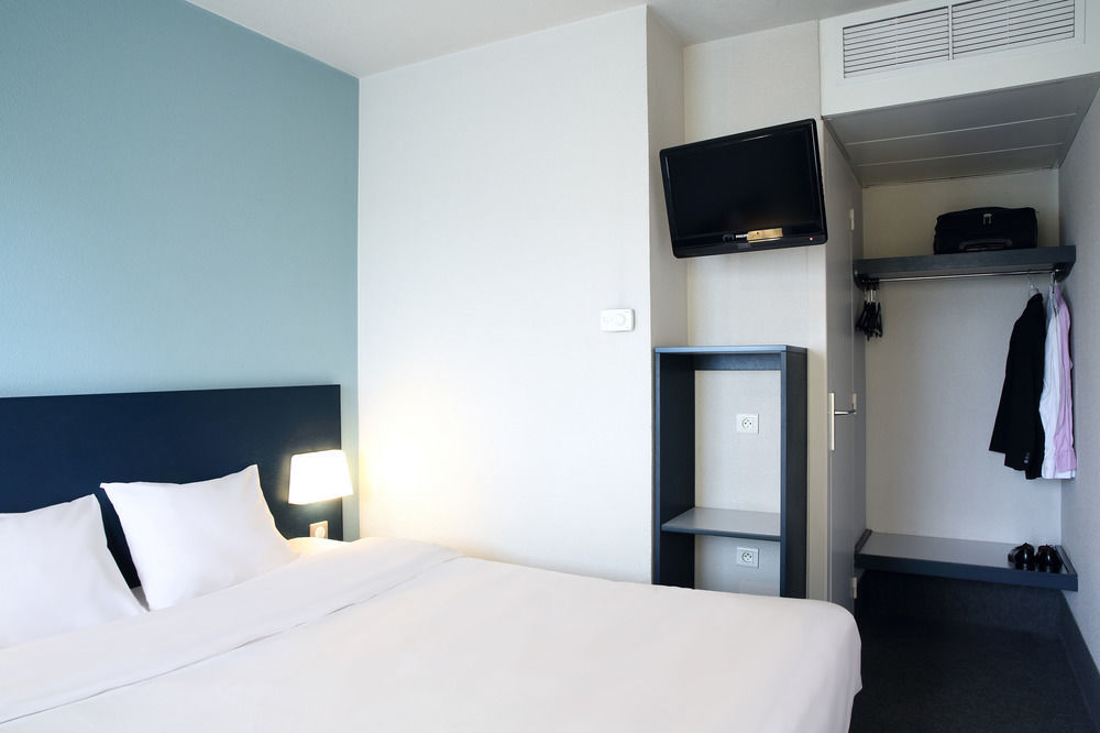B&B Hotel อิแยร์ ภายนอก รูปภาพ