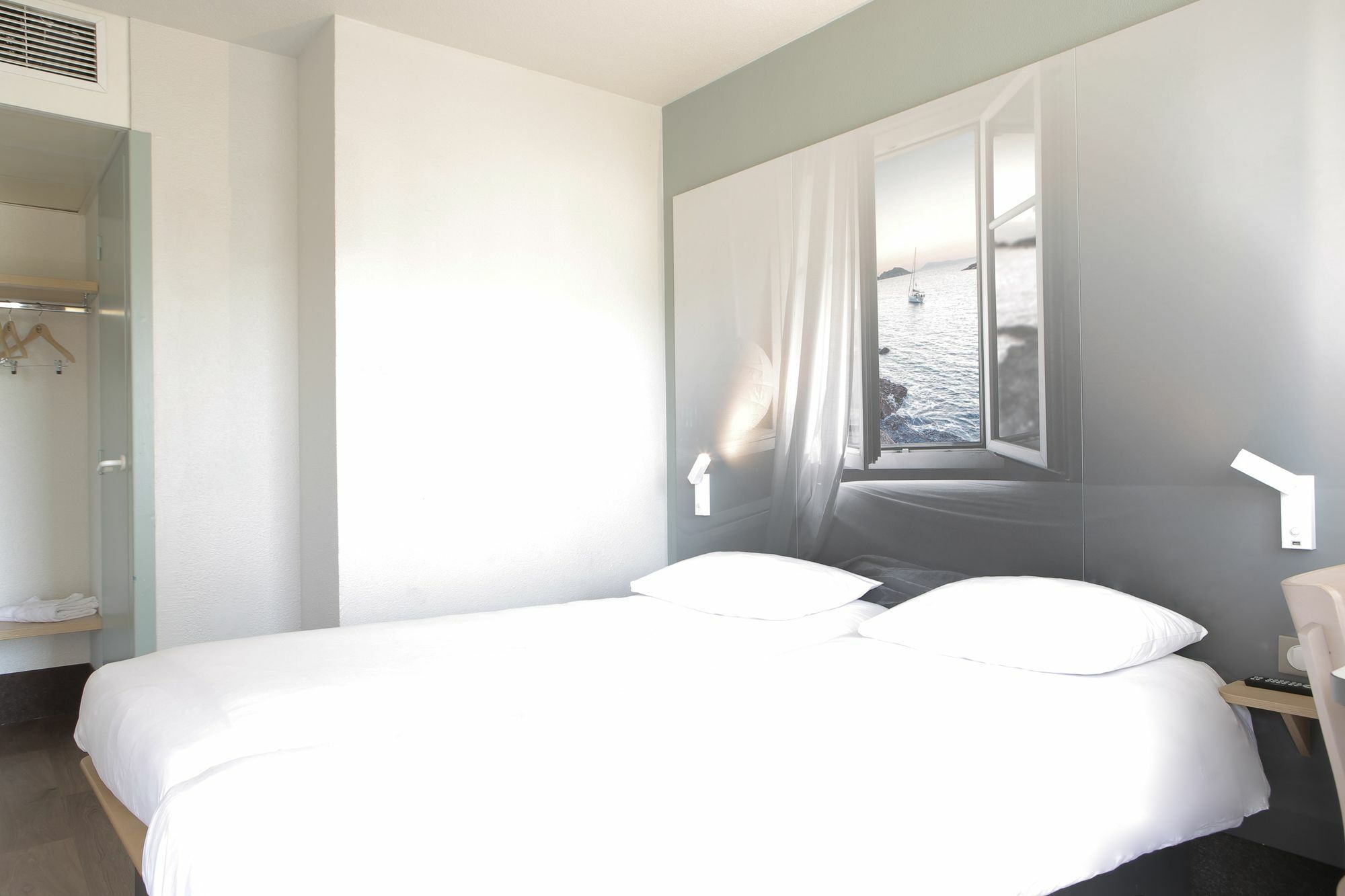 B&B Hotel อิแยร์ ภายนอก รูปภาพ