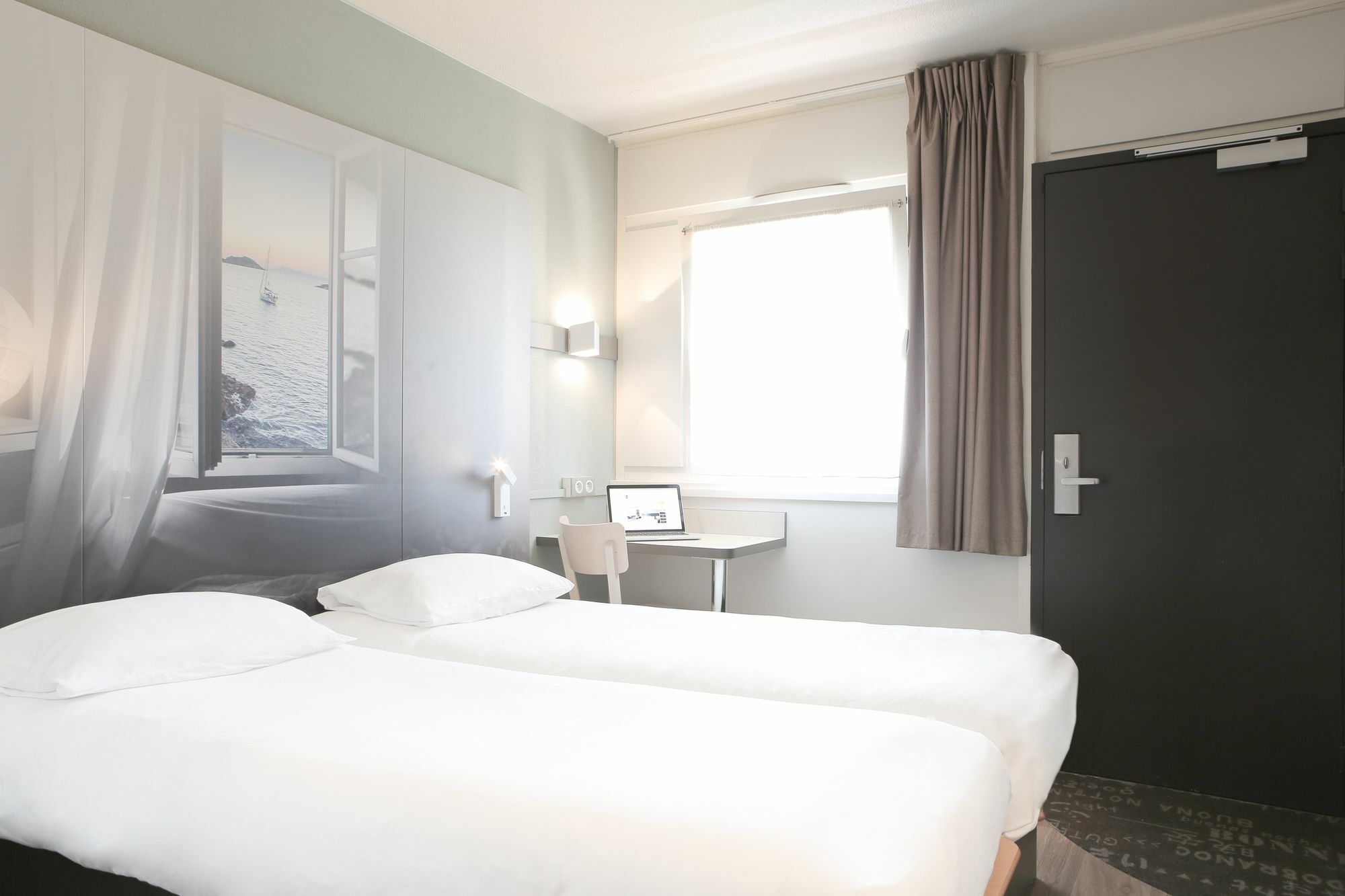 B&B Hotel อิแยร์ ภายนอก รูปภาพ